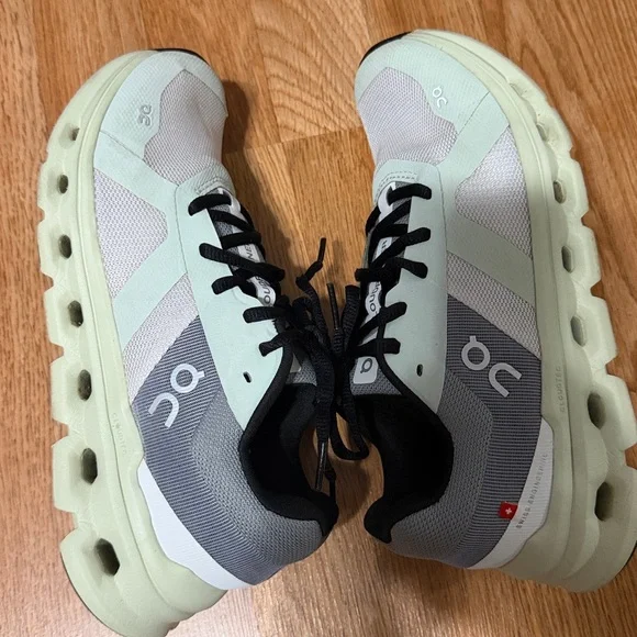 On Cloudrunner women's running shoes in the 'Frost/Aloe' colorwa size 7.5 - Picture 6 of 7